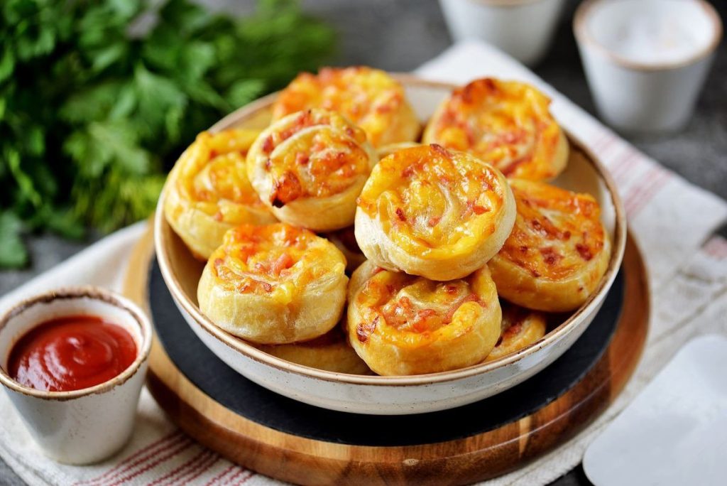 слойки с колбасой и сыром