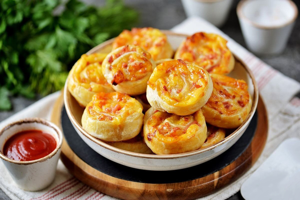 слойки с колбасой и сыром